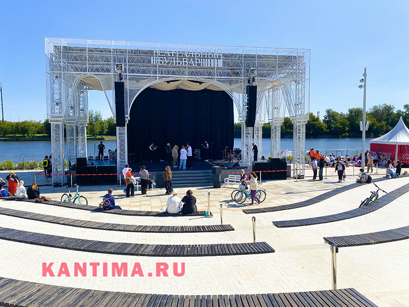 Сцена на набережной в Коломенском