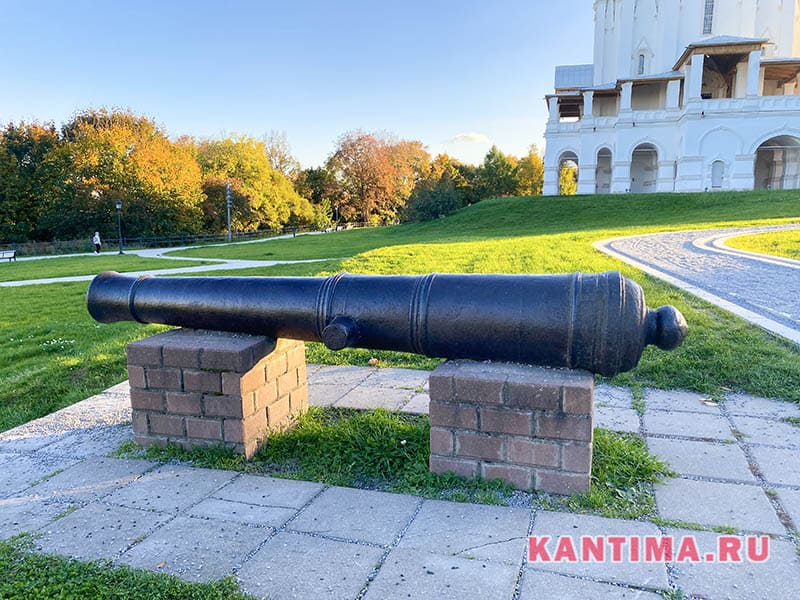Пушка рядом с Церковью Вознесения Господня в Коломенском