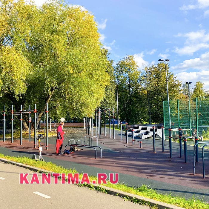Trenazhery v parke Yuriya Luzhkovo